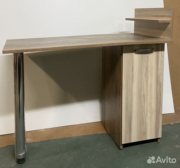 Маникюрный стол