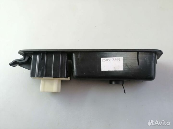 Кнопка стеклоподъемника задняя правая LADA X-Ray