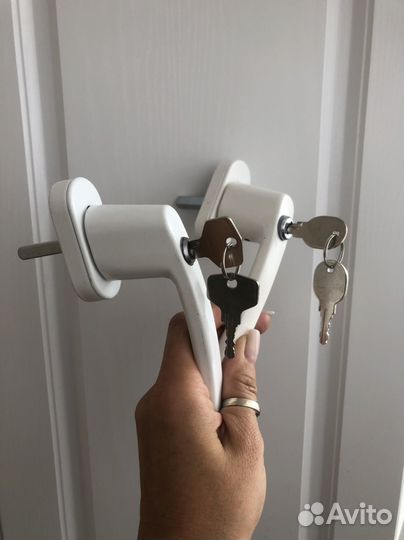 Ручки оконные с замком новые 2 шт