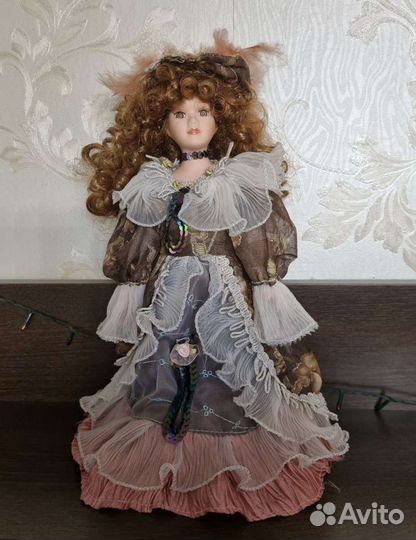 Кукла фарфоровая