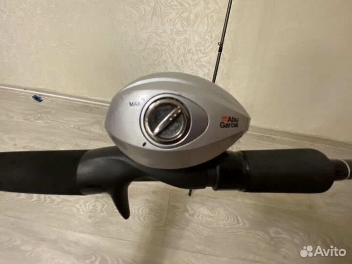 Кастинговый спиннинг с катушкой