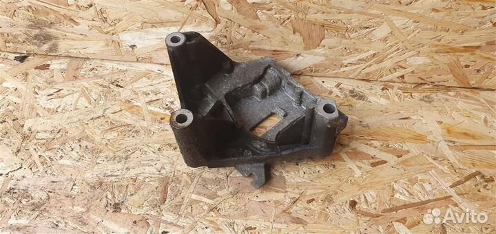 Кронштейн двигателя правый Opel Corsa D 2006-2015