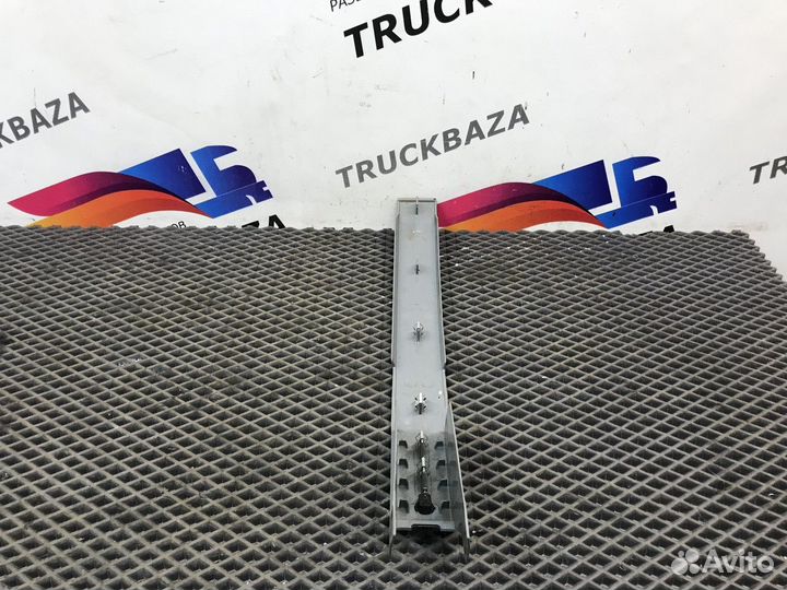 0008450527 Накладка верхней консоли правая