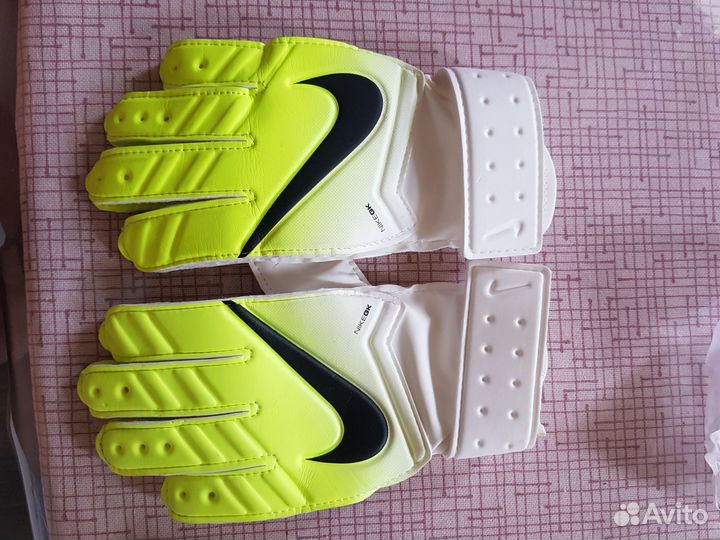 Перчатки для вратаря nike футбольные желтые новые