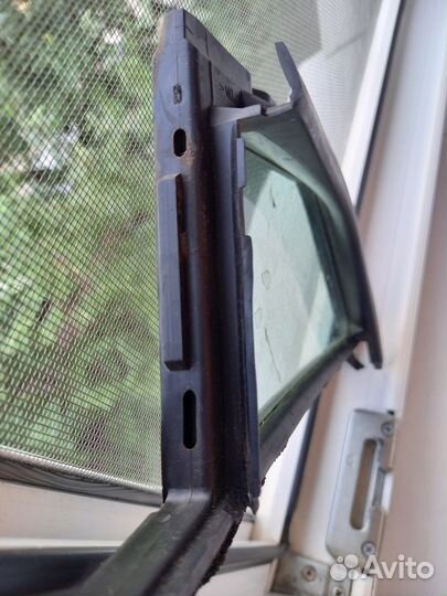 Стекло форточки двери правой передней Toyota Vitz