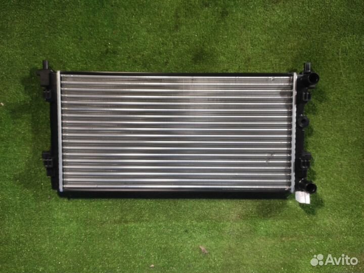 Радиатор охлаждения двигателя Volkswagen Polo