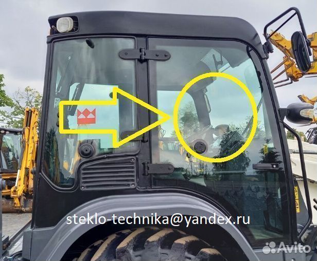 Стекло дверное правое на Terex 840 TLB