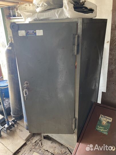 Шкаф сейфного типа с ключом