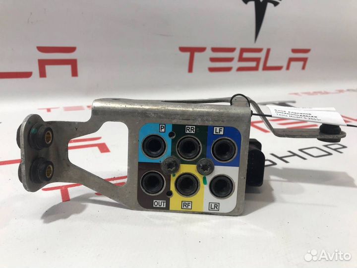 Блок клапанов пневмоподвески Tesla Model S 2015