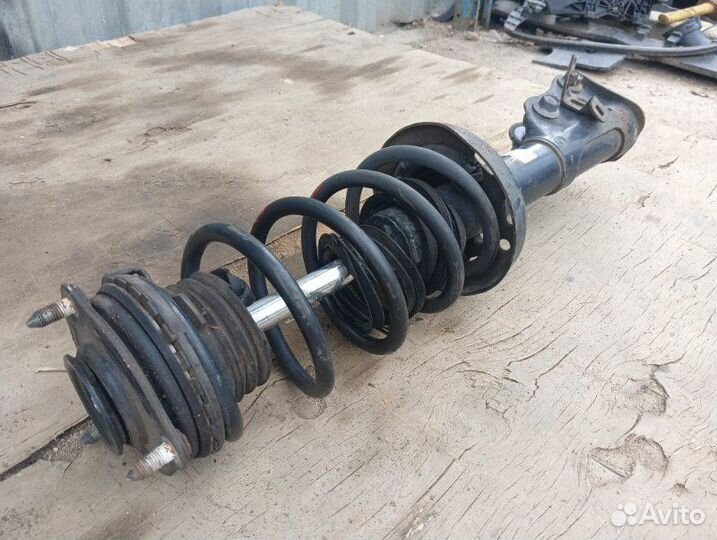 Стойка амортизатора передняя правая Honda Civic 8