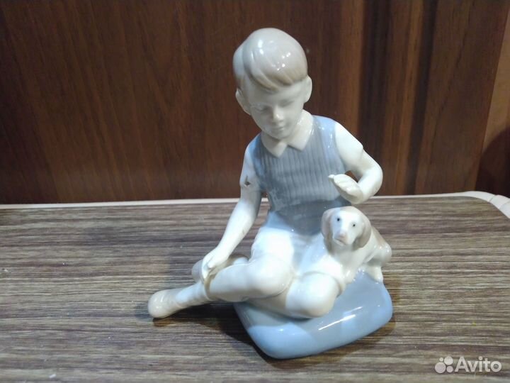 Статуэтка фарфор Мальчик с собакой Германия