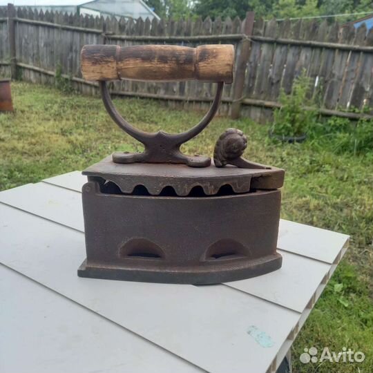 Старинный угольный утюг