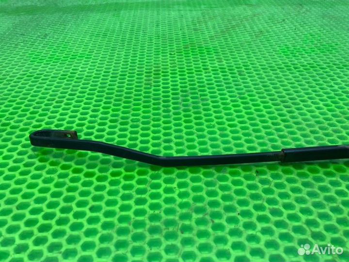 Поводок дворника передний левый LADA Kalina