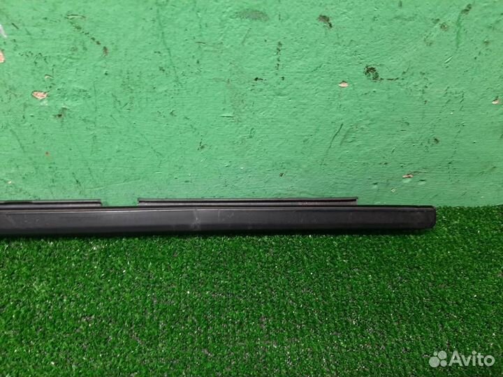 Уплотнитель стекла задний правый Honda Civic 4D