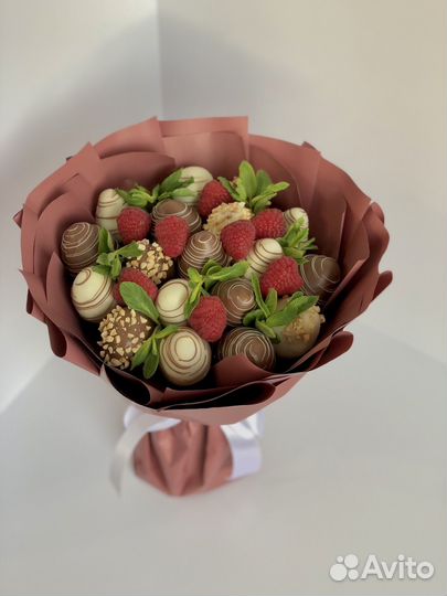 Съедобные букеты из клубники в шоколаде на 8 марта
