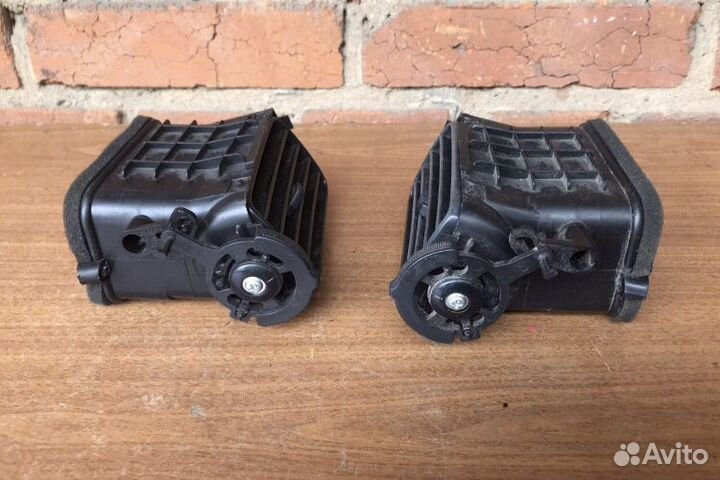 Центральная накладка торпеды на lancer 9