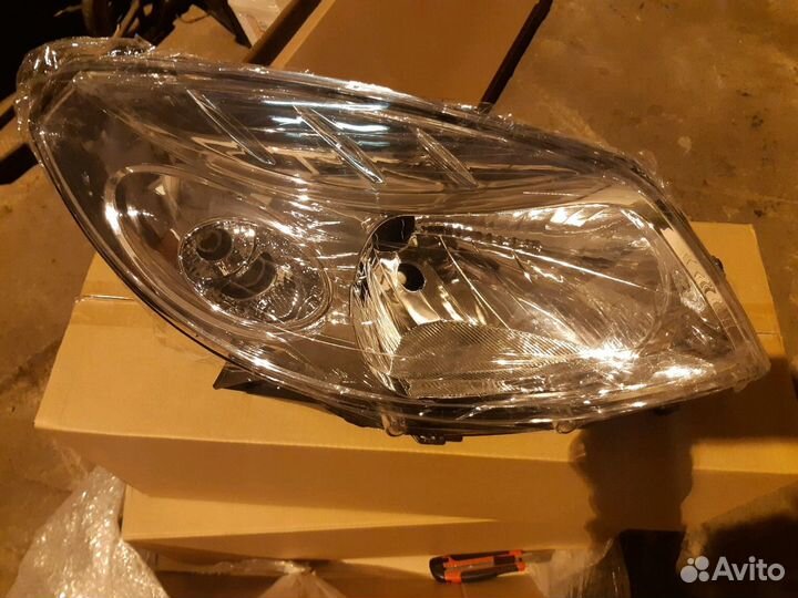 Фара правая Renault Sandero 1