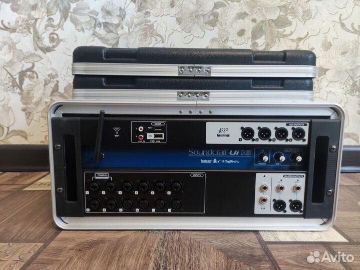 Цифровой микшерный пульт Soundcraft Ui 16 и кейс
