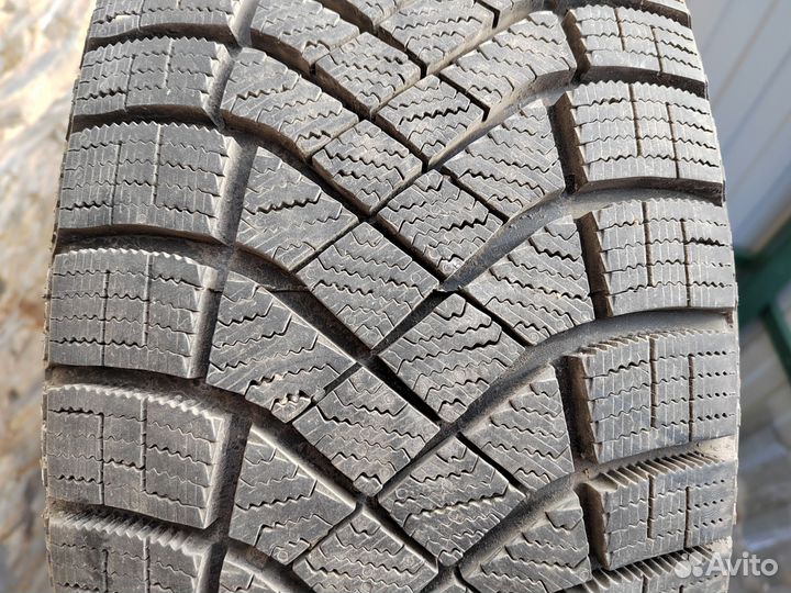 Pirelli Ice Zero FR 215/60 R16
