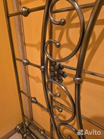 Металлическая двуспальная кровать