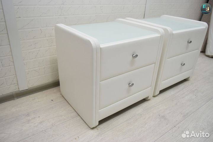 Две прикроватные тумбы