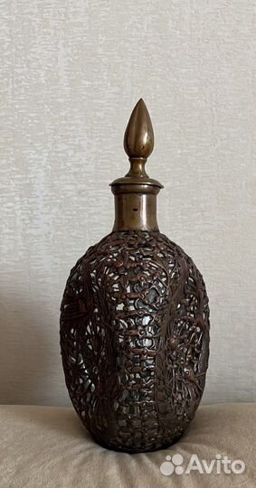 Старинный графин, бутылка, штоф в медной оплётке