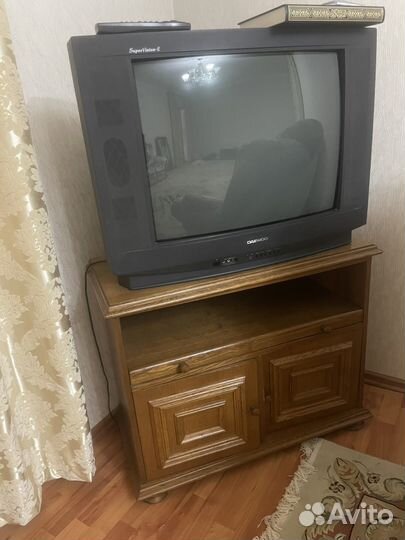 Телевизор и тумба