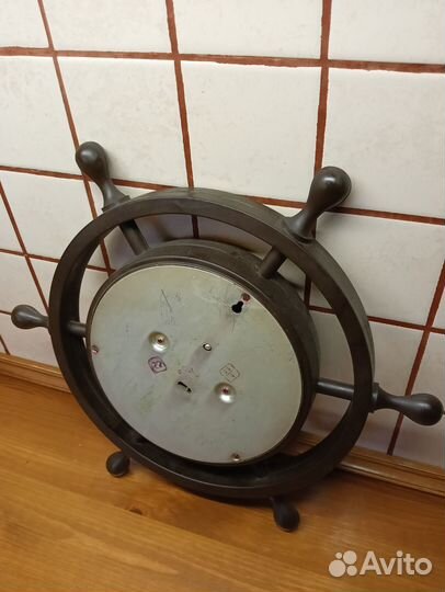 Барометр настенный с чеканкой