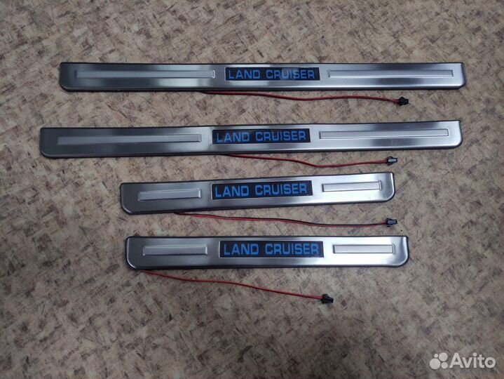 Накладки на пороги с подсветкой Toyota LC200