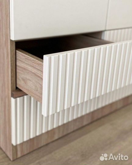 Шкаф распашной в детскую комнату с письменным стол