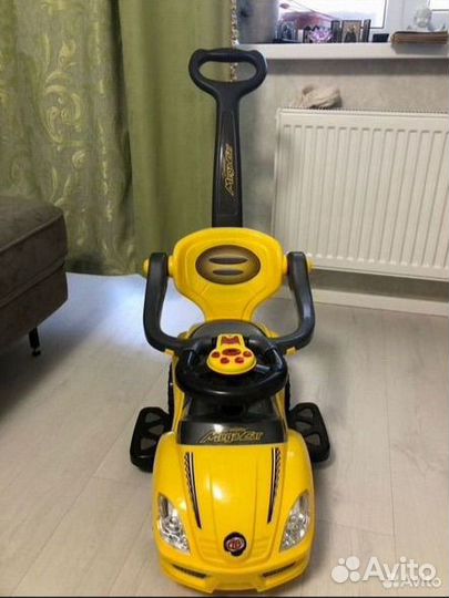 Машинка толокар с ручкой