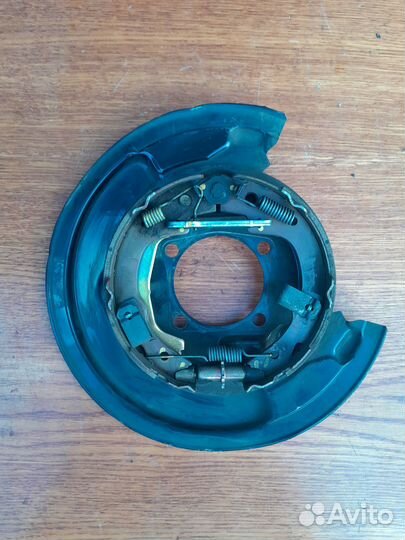 Пыльник тормозного диска правый Toyota Avensis 250