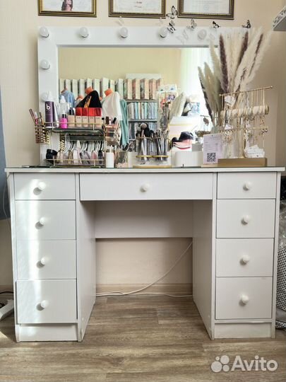Гримерный стол с зеркалом