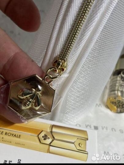 Набор косметики Guerlain в косметичке