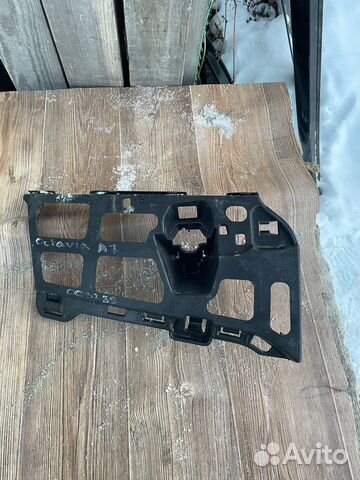 Кронштейн бампера правый Skoda Octavia A7