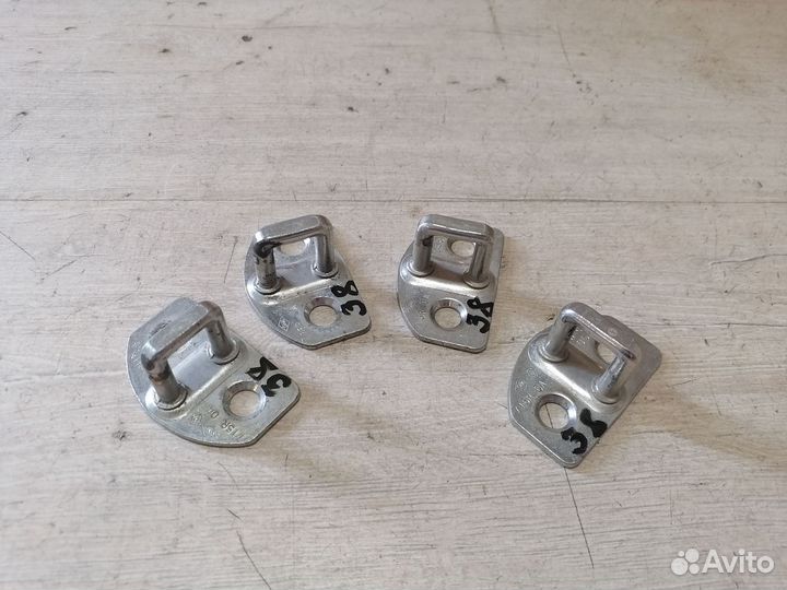 Петля замка двери ответная часть Renault Logan 2