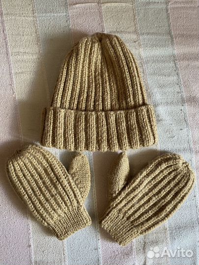 Шапка и варежки ручной вязки