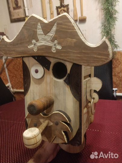 Деревянные резные скворечники и кормушки