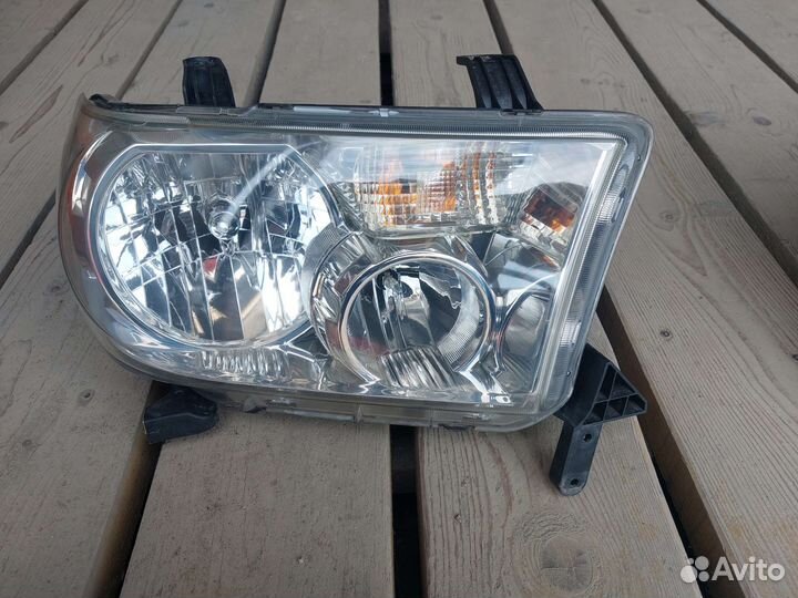 Фара правая Toyota Tundra 2007-13 Sequoia