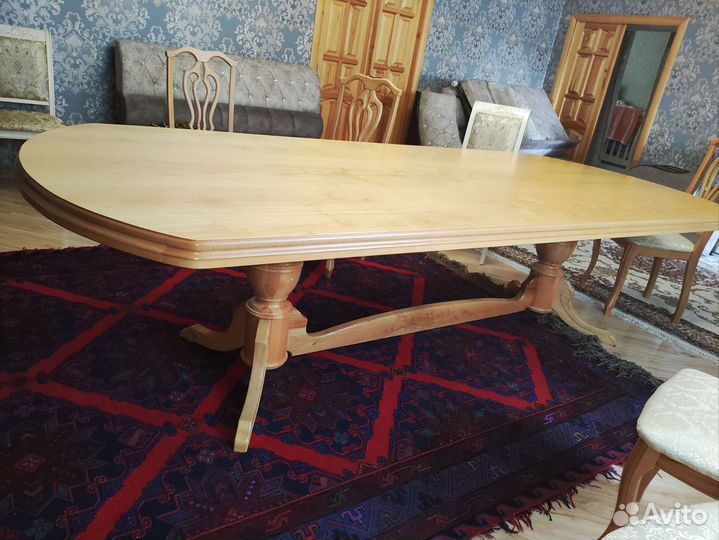 Стол и стулья