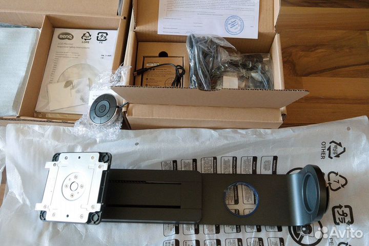 Benq SW 320 - коробка c принадлежностями к SW / PV