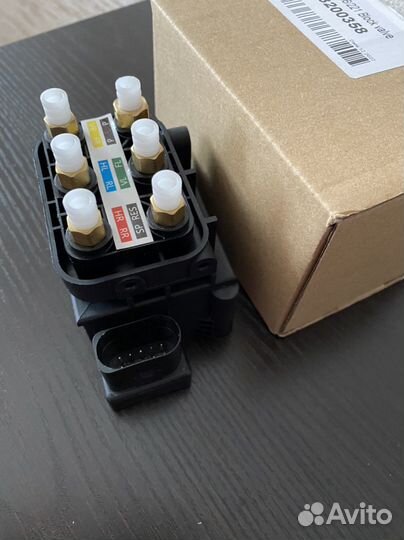 Блок клапанов пневмоподвески на Mercedes GL X166