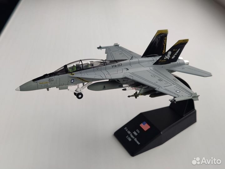 Военный самолет McDonnell Douglas F/A-18 Hornet