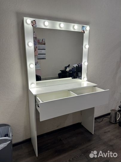 Туалетный столик с зеркалом и ящиками
