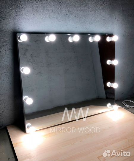 Гримерное зеркало с лампочками