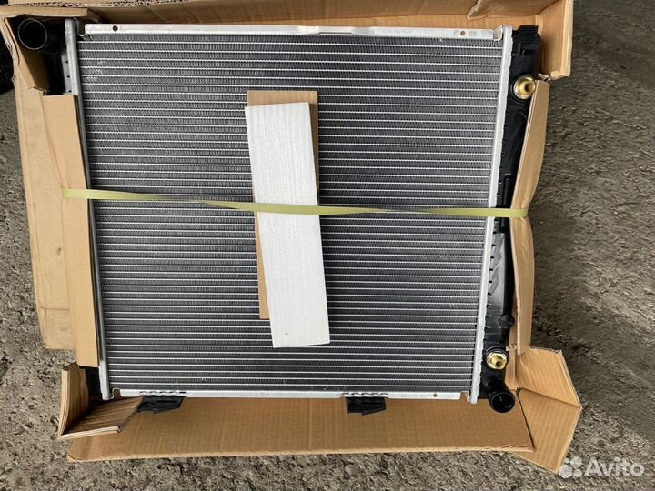 Радиатор охлаждения Mercedes-Benz E-Class W124