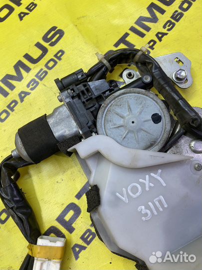 Замок задней правой двери Toyota Voxy