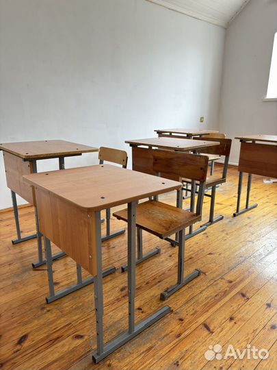 Стул и столы письменые