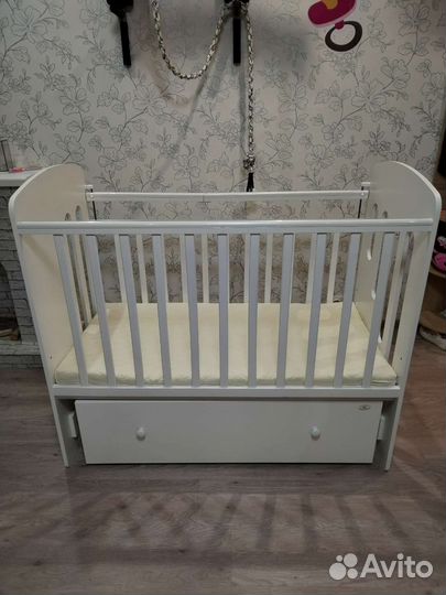 Детская кроватка с маятником и ящиком