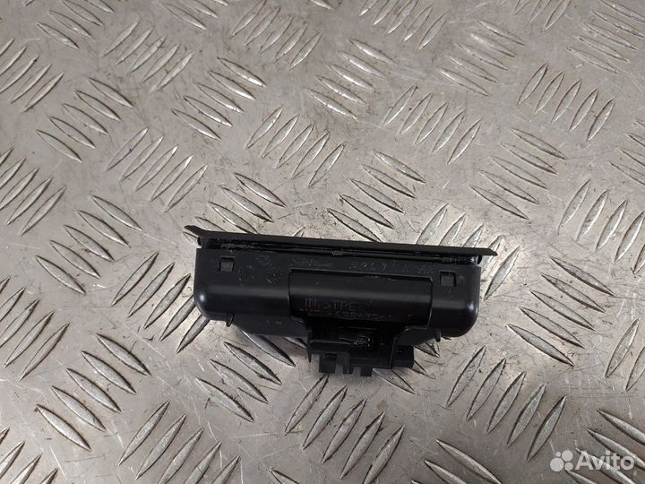 Кнопка открывания багажника